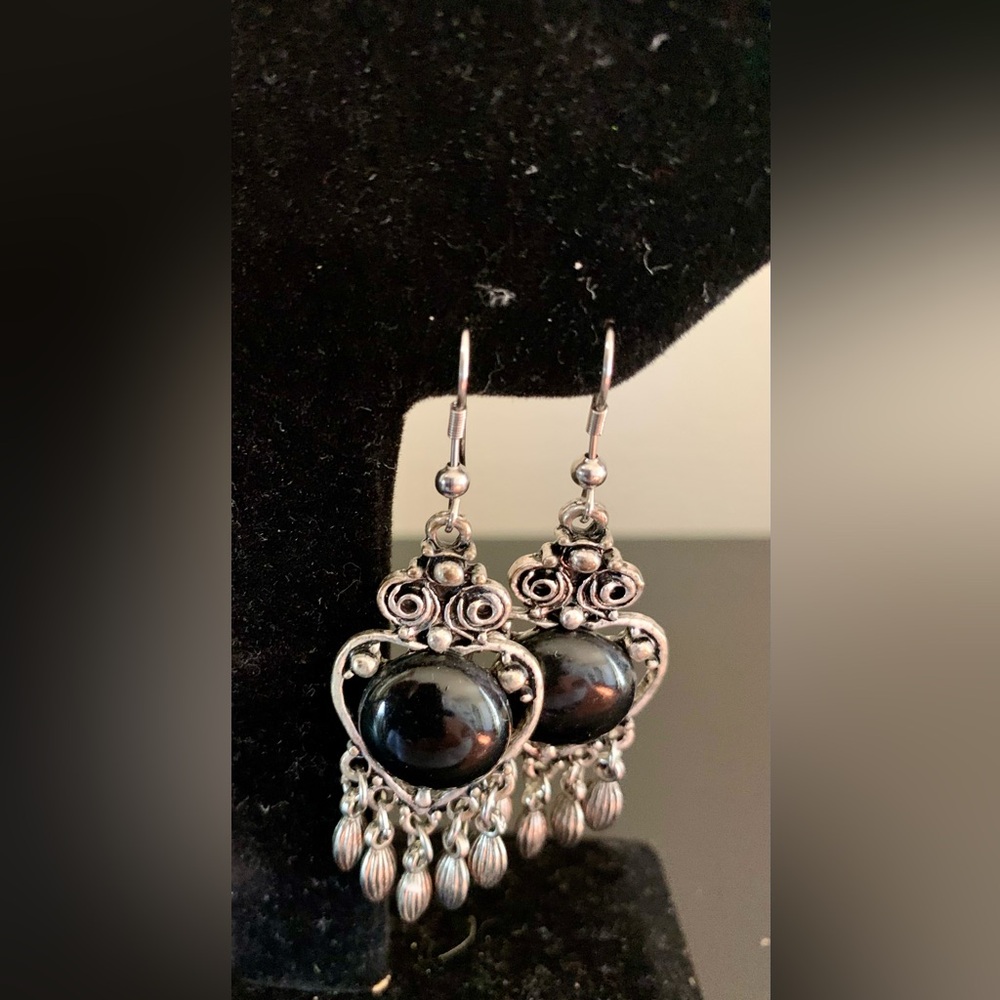 Set of Six Pairs of Elegant Assorted Earrings🩷.No missing rhinestones or beads. - Picture 7 of 7